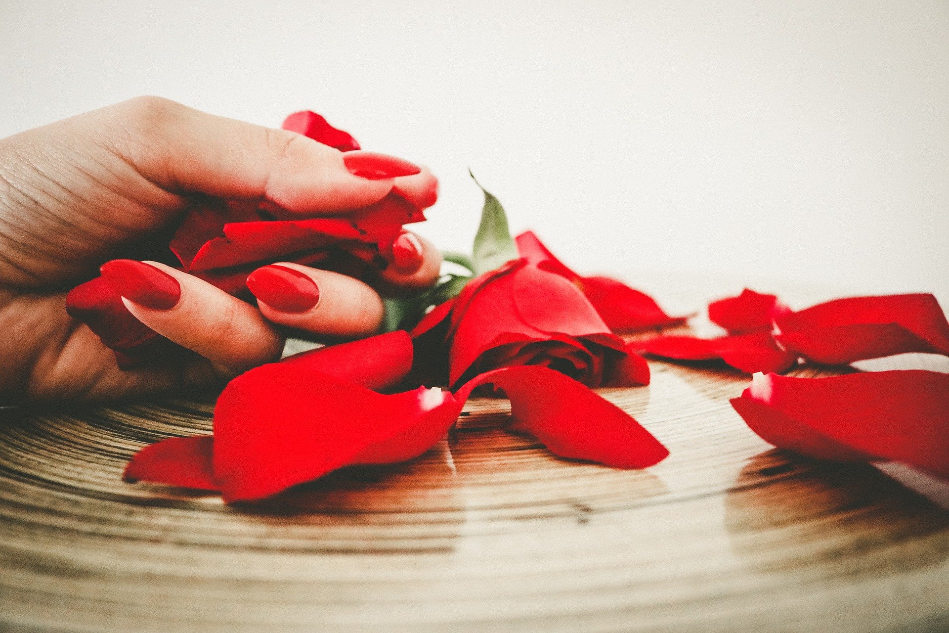 red-967997_1920